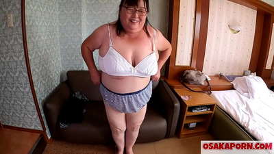 Umama waseJapan oyisidudla ukhombisa osisi bakhe abakhulu futhi uthanda ithoyizi locansi. Umama wase-Asia oneminyaka engu-51 ukhuluma ngokuhlangenwe nakho kwakhe kwezocansi. Yukiko 1 OSAKAPORN fatty milf